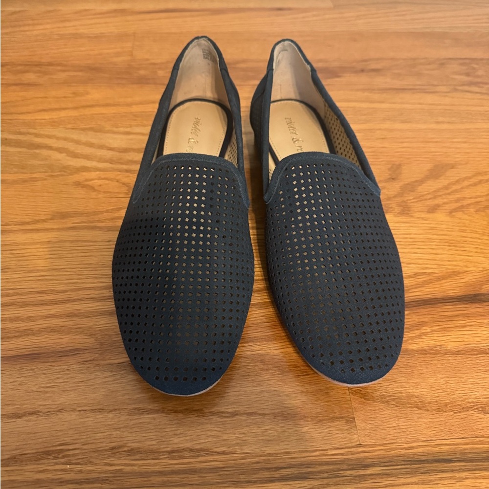 Violet & Red Navy Perforated Flats Loafers Size 8.5 NWOT‎
